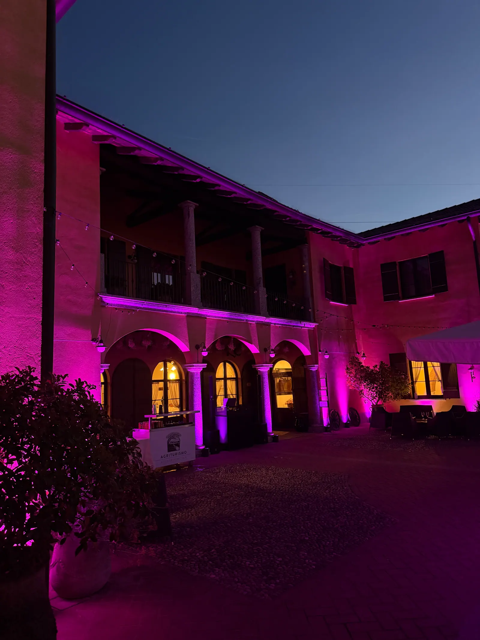 Illuminazione scenografica magenta